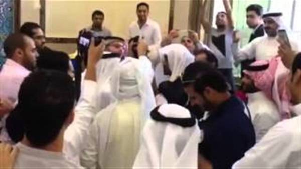 بالفيديو عريس سعودي يضرب المدعوين بعرسه