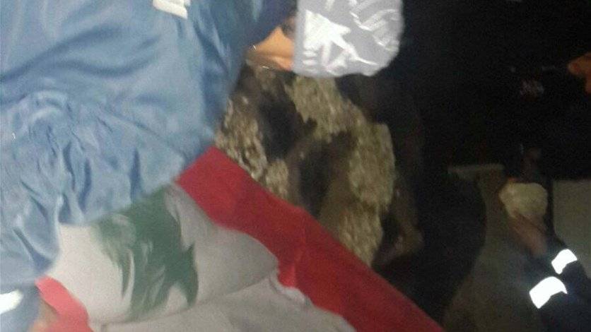 بالصور - متطوعو الدفاع المدني يطمرون أنفسهم في ساحة الشهداء
