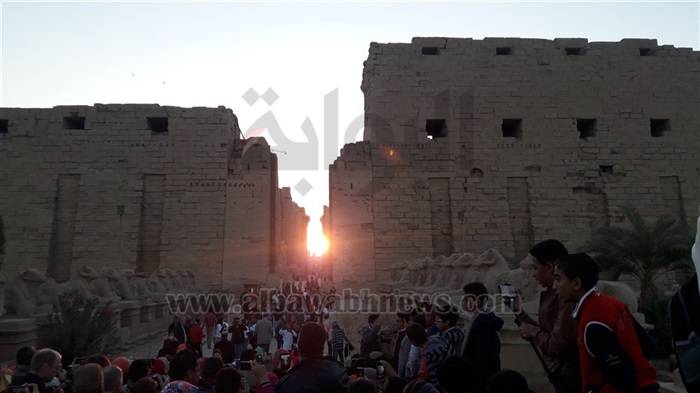 بالصور.. لحظة تعامد الشمس على وجه "الإله آمون" بالكرنك