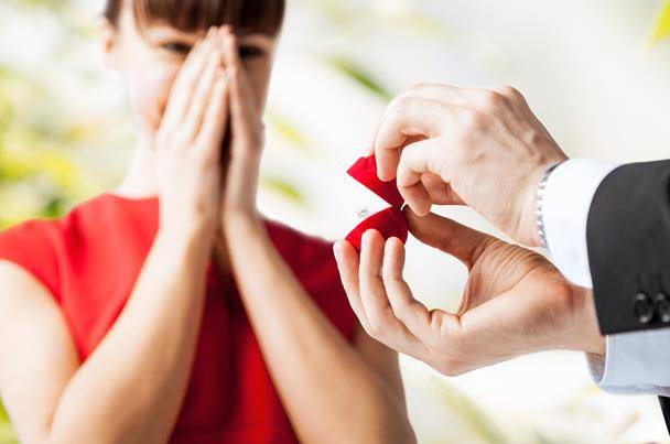 مدة فترة خطوبتك تنبئ عن شخصيتك