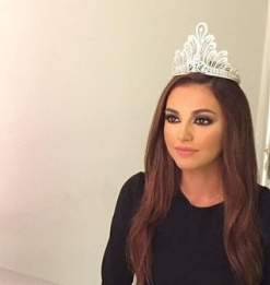 عائلة فاليري أبو شقرا تنتظرها في المطار..