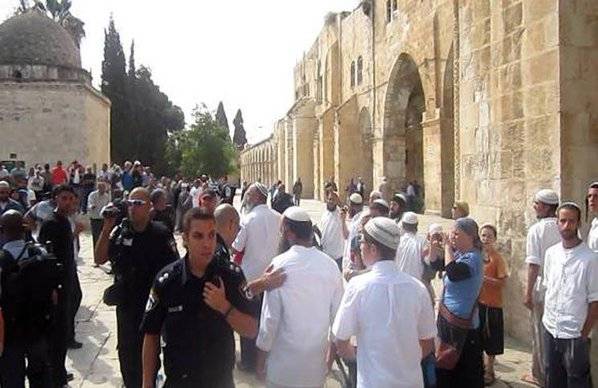 القدس المحتلة: 35 مستوطناً يقتحمون ساحات المسجد الأقصى