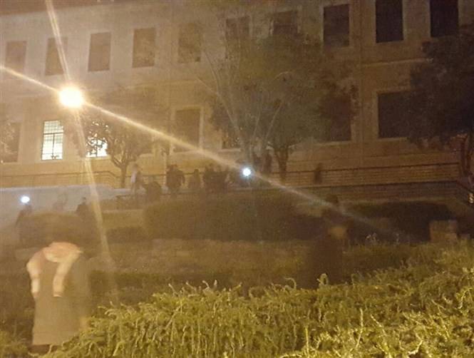 بالصور: ناشطو الحراك المدني يحاولون اقتحام السراي
