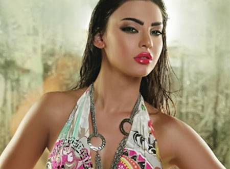 بالفيديو- فضيحة الفنانة قمر!