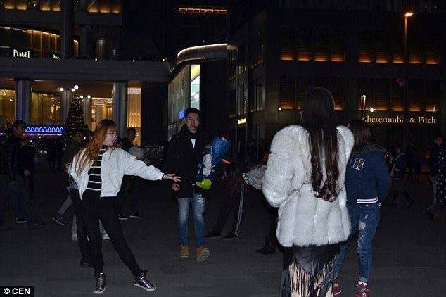 بعد أن طلب يدها للزواج فوجئ برد صادم!  بالصور..