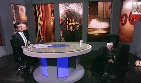 بالفيديو.. سقوط الشيخ أحمد هاشم على الأرض والمذيع يوقف البرنامج