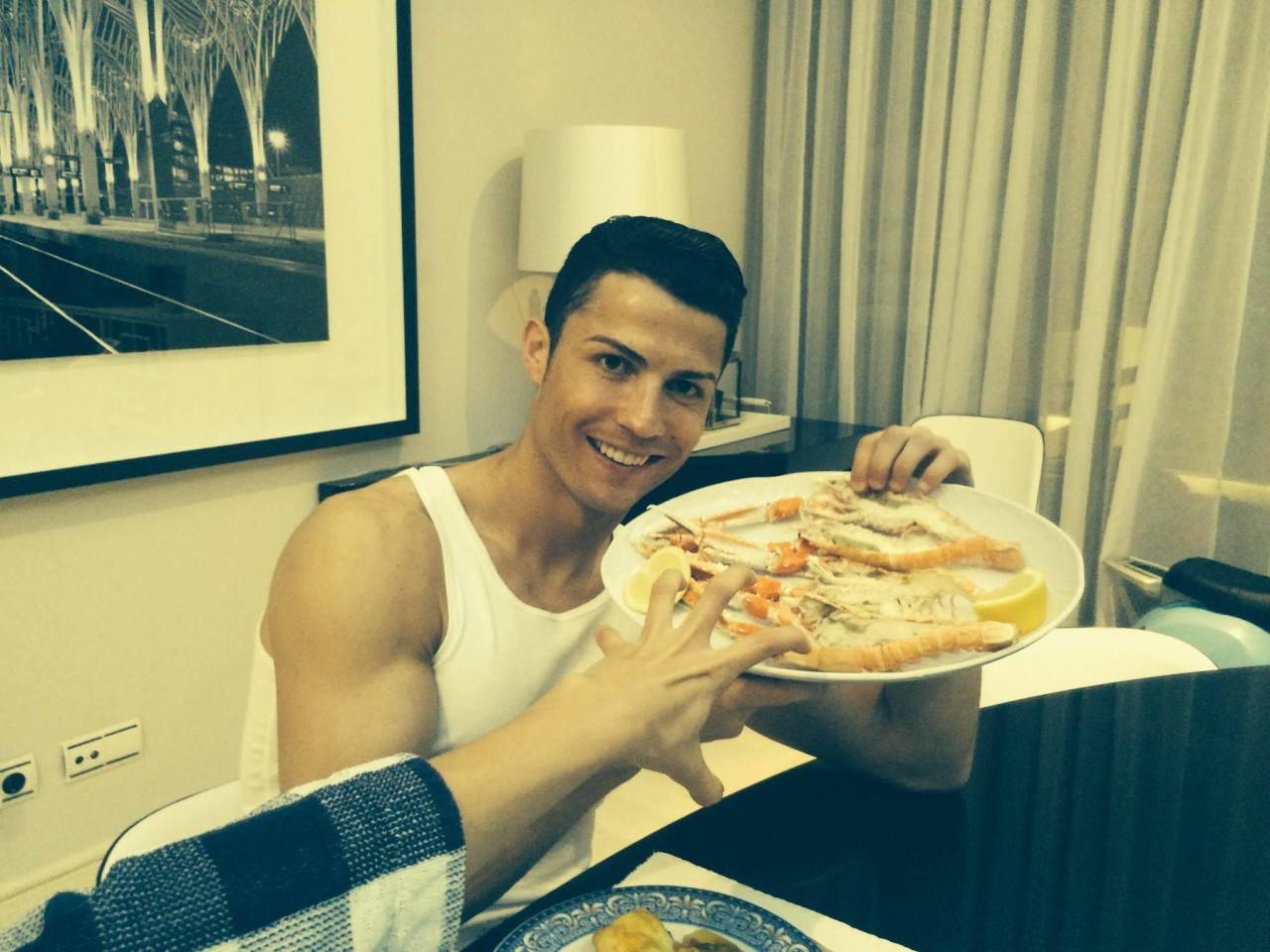 بالفيديو.. جولة داخل منزل كريستيانو في مدريد