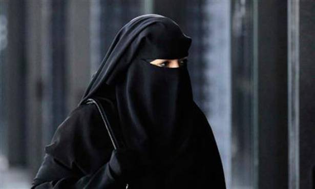 امراة رفضت نزع النقاب وضربت الشرطة وادخلت السجن