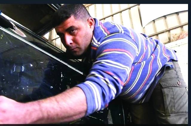 كفيف يصلح سيارات في غزة!