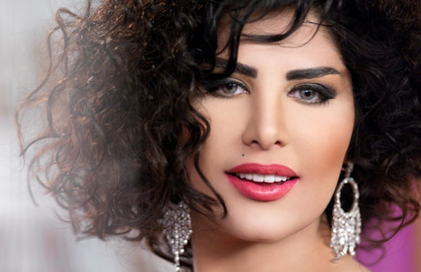 صور.. شمس تتحدى البرد بثياب جريئة
