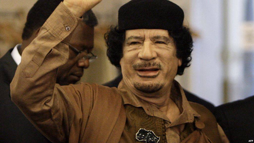 بالفيديو: كواليس و مقاطع محذوفة للرؤساء العرب...و ماذا كان يفعل بهم القذافي في كل جلسة!!!