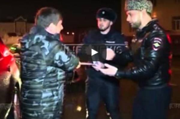 بالفيديو.. رئيس جمهورية يتعرض لمخالفة مرورية