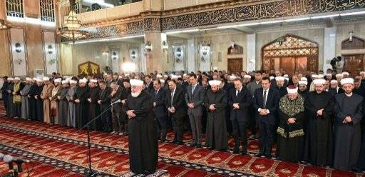 الاسد يشارك في احياء ذكرى المولد النبوي في جامع الاكرم في دمشق