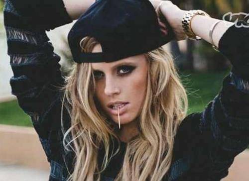 بالصور: عارضة أزياء جميلة بساق واحدة!