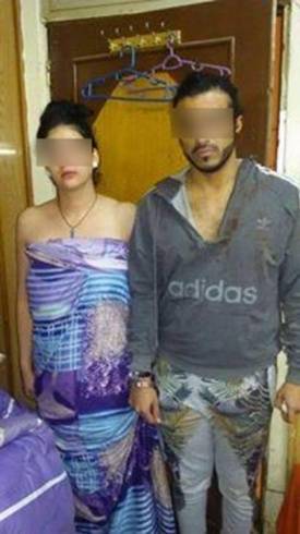بالصورة - ضبط مطرب مع فتاة ليل في شقة... ماذا فعل عندما اقتحمت الشرطة المكان؟