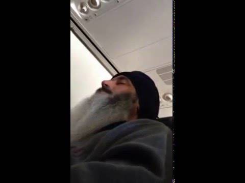 فيديو: الرحلة مع بن لادن في الطائرة ليست آمنة حتى لو كان من “السيخ”