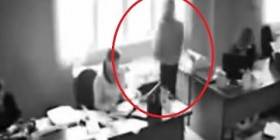 فيديو صادم.. موظفة شقراء تنتحر بالقفز من النافذة بكل هدوء بعدما وبخها مديرها