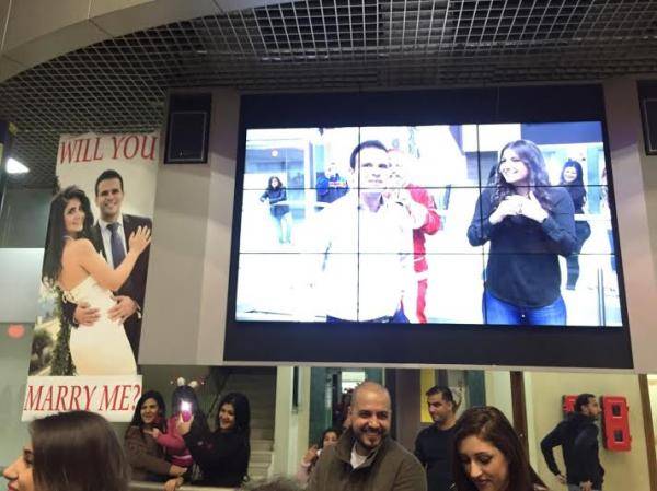 هذا ما جرى في الـ"Galaxy mall"... عرض مباشر لقصة حب واقعية