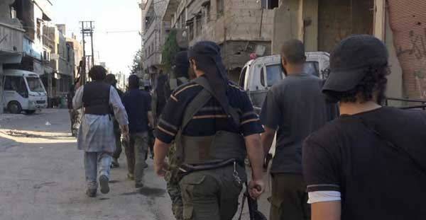 مقاتلون من "داعش" وعائلاتهم يغادرون حي القدم