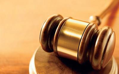 دبي: مستشار قانوني عربي يغتصب فتاة اسفل درج البناية