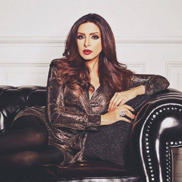 بالصور.. أنغام تسخر من أنفها وتقول لجمهورها ” غلبت الدكاترة بمناخيري”