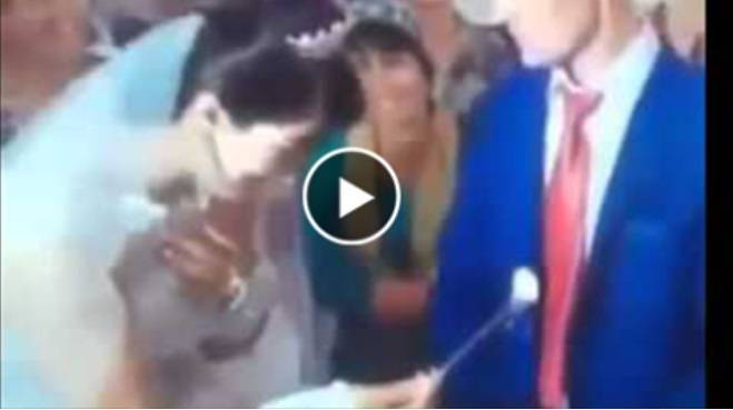 بالفيديو: شاهد علقة ساخنة من عريس لعروسته أمام الحضور ليلة الدخلة بسبب مافعلته