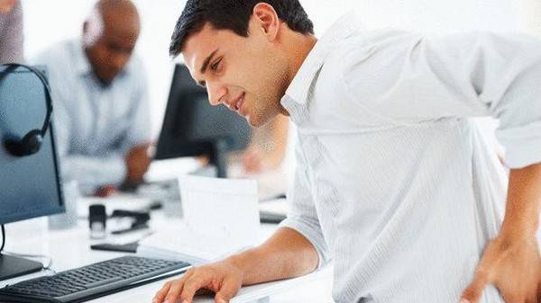 للرجل.. لحل مشكلة محرجة تعرف على أسباب نزول قطرات بول بعد الانتهاء من التبول