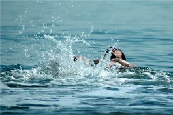 بالفيديو اطلاق نار على شاب فلسطيني في البحر ما ادى لمقتله