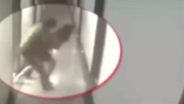 مطربان يُضبطان في وضع مشبوه.. من هما؟