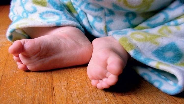 إسرائيلي يعرض طفلته للبيع لسداد ديون القمار