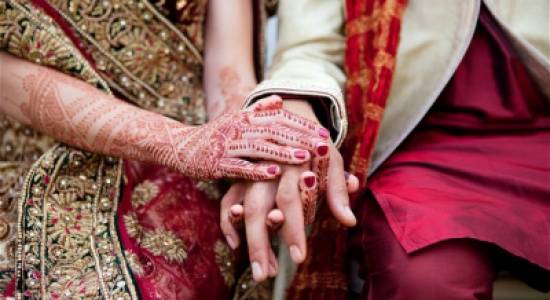 أم تزوج ابنها الاماراتي من أخته الهندية بأبوظبي.. بماذا قضت المحكمة؟!