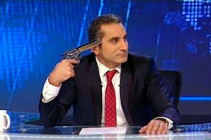 بالفيديو- باسم يوسف يرفع المسدس على الهواء والسبب..؟!