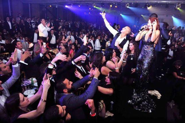 بالفيديو: سهرة هيفا تتحول لـ"عراك" ضخم... هل انسحبت؟