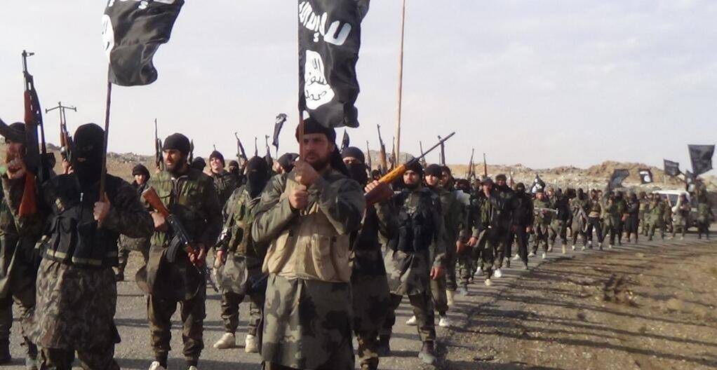 قائد “الحشد الشعبي” يكشف عن قيام امريكا بإجلاء قادة “داعش” في العراق