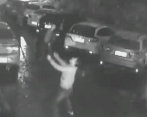 بالفيديو - شاب يلتقط فتاة سقطت من الطابق 11.. شاهدوا ماذا حصل؟