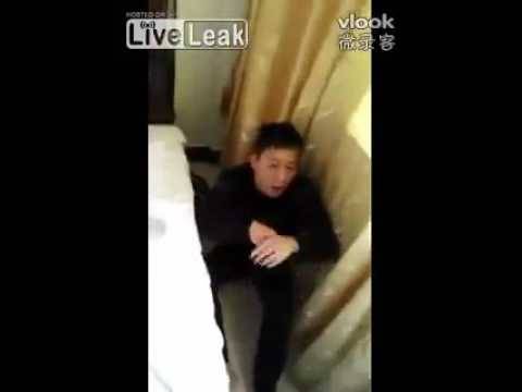 شاهد: ما حدث لرجل ضُبط وهو يخون زوجته في الفندق؟