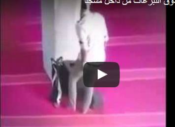 بالفيديو.. حرامي يسرق صندوق التبرعات من داخل مسجد