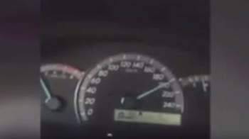 فيديو يظهر لحظة وقوع حادث سير بعد انشغال السائق بعداد السرعة