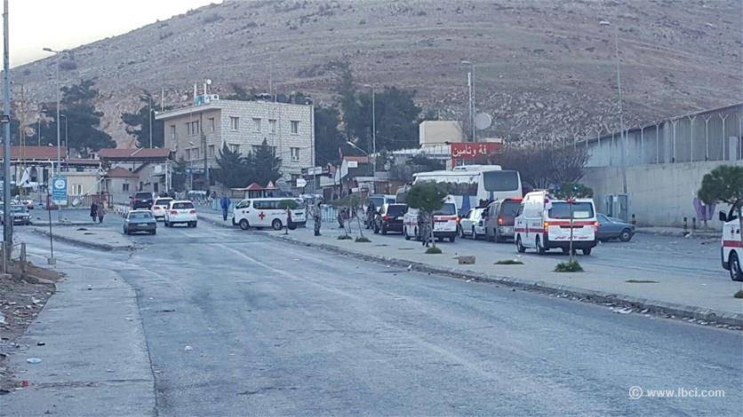 عبور موكب الامن العام والصليب الاحمر نقطة المصنع لتنفيذ اتفاق الزبداني - كفريا- الفوعة