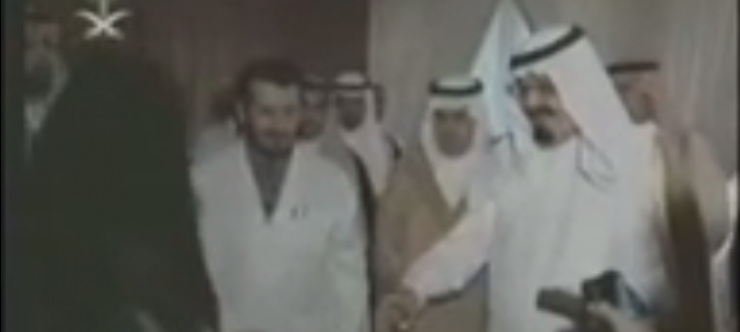 فيديو- فتاة ترفض مصافحة ملك السعودية الراحل !!