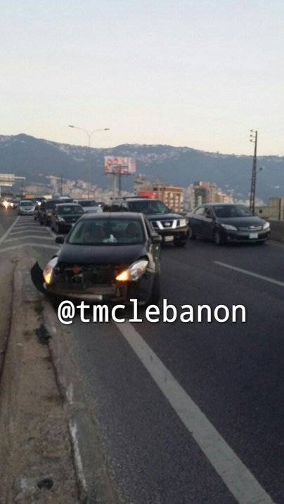 تصادم بين مركبتين على اوتوستراد طبرجا باتجاه جبيل الاضرار مادية و حركة المرور كثيفة في المحلة