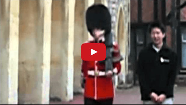 بالفيديو- حارس الملكة إليزابيث يفقد أعصابه.. ماذا فعل؟!
