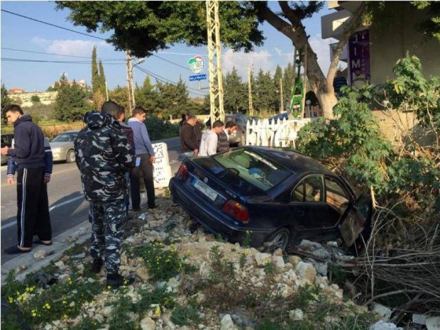 بالصور... سقوط جريحين في حادث سير مروع على طريق صيدا - جزين