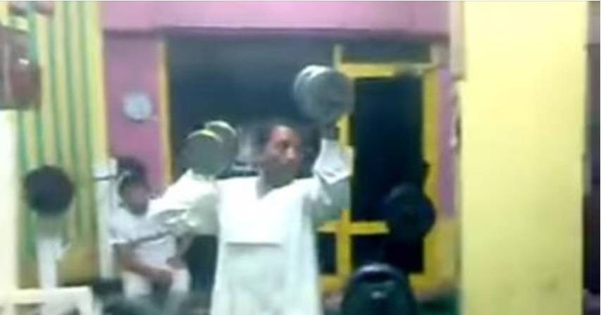 ‏شاهد‬ لن تستطيع التوقف عن الضحك : مصري عنده "بور" زيادة (فيديو)