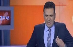 بالفيديو.. مذيع يتعرض لصعقة كهربائية على الهواء مباشرة