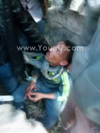 بالصور.. ضبط جزار أثناء قيامه بذبح 4 حمير بقرية فى المنوفية لبيعها للناس