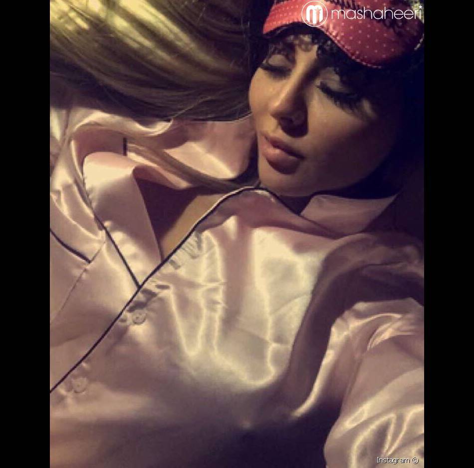 صور فنانة بملابس النوم تفضح المستور