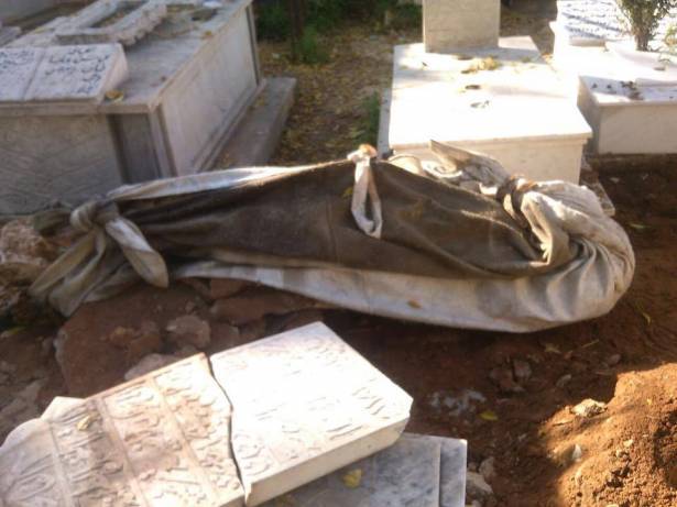جثث "تتجوّل" بين القبور في طرابلس!