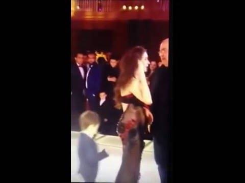 بالفيديو.. طفل يضع الراقصة دينا في موقف محرج بأحد الأفراح