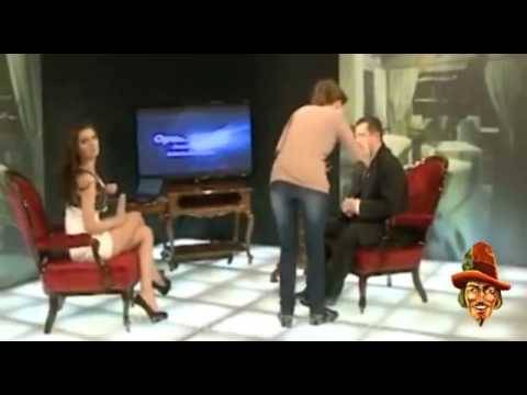 بالفيديو مذيعة تحاول  اغواء رئيس وزراء على الهواء لفضحه